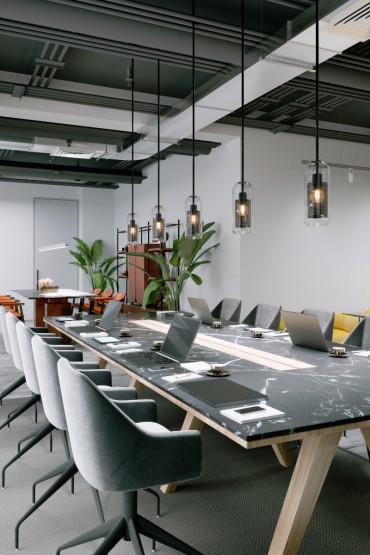 espace-de-bureau-avec-une-grande-table-pour-des-conferences-et-des-negociations-avec-des-clients-rendu-3d.jpg